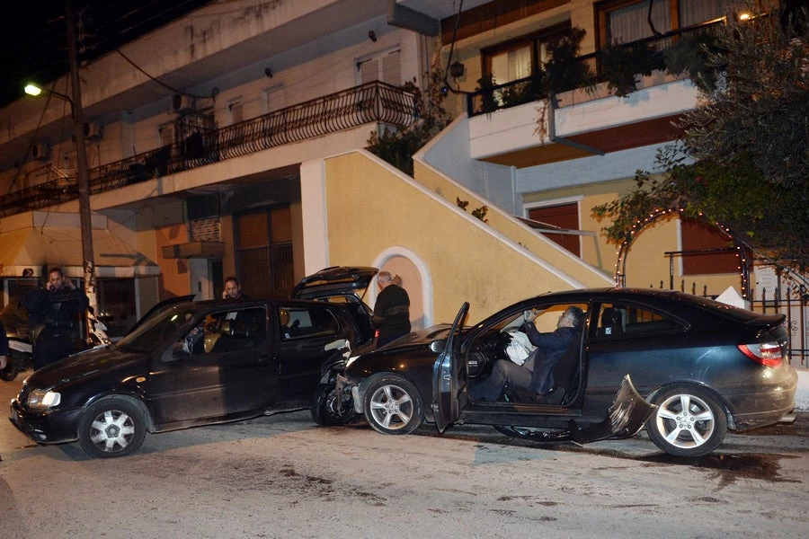 Δεν άφησε… τίποτα όρθιο! Μεθυσμένος οδηγός στην Κόρινθο τράκαρε όχι με ένα αλλά με… έξι αυτοκίνητα (βίντεο)